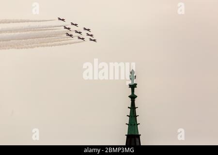 London, Kanada – 10. Mai 2020. Mitglieder des Canadian Forces Air Demonstration Team-The Snowbirds fliegen im Rahmen der Operation Inspiration Tour über London. Stockfoto