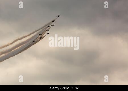 London, Kanada – 10. Mai 2020. Mitglieder des Canadian Forces Air Demonstration Team-The Snowbirds fliegen im Rahmen der Operation Inspiration Tour über London. Stockfoto