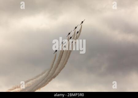 London, Kanada – 10. Mai 2020. Mitglieder des Canadian Forces Air Demonstration Team-The Snowbirds fliegen im Rahmen der Operation Inspiration Tour über London. Stockfoto