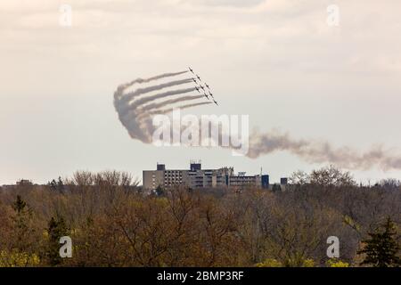 London, Kanada – 10. Mai 2020. Mitglieder des Canadian Forces Air Demonstration Team-The Snowbirds fliegen im Rahmen der Operation Inspiration Tour über London. Stockfoto