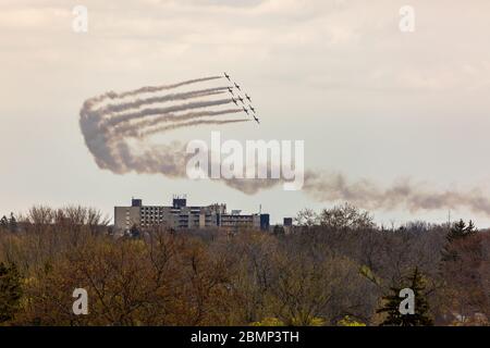 London, Kanada – 10. Mai 2020. Mitglieder des Canadian Forces Air Demonstration Team-The Snowbirds fliegen im Rahmen der Operation Inspiration Tour über London. Stockfoto