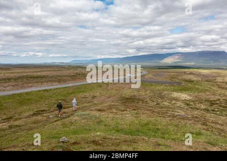 Blick vom Stephan Stephansson Denkmal auf die Ringstraße am Vatnsskarð Pass bei Varmahlið im Norden Islands. Stockfoto