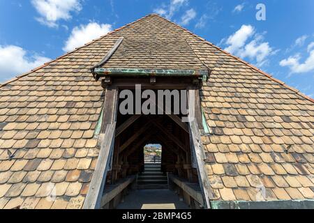 Eger, Ungarn - 04 26 2020: Das Hyppolit-Tor der Eger-Burg in Ungarn an einem sonnigen Nachmittag. Stockfoto