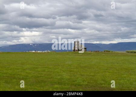 Þingeyrakirkja ist eine isländische Kirche zwischen den Seen Hóp und Húnavatn in Þingeyrar in der nordwestlichen Region Islands. Stockfoto