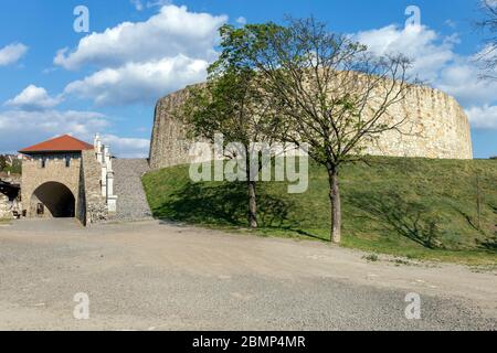 Eger, Ungarn - 04 26 2020: Die Szep Bastion von Schloss Eger in Ungarn an einem sonnigen Nachmittag. Stockfoto