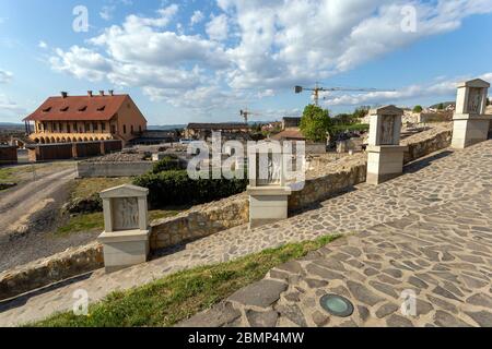 Eger, Ungarn - 04 26 2020: Reliefs im Schloss Eger, Ungarn an einem sonnigen Nachmittag. Stockfoto