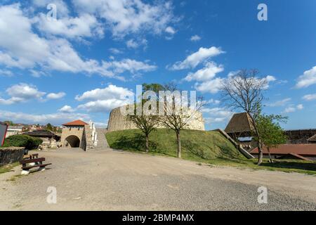Eger, Ungarn - 04 26 2020: Die Szep Bastion von Schloss Eger in Ungarn an einem sonnigen Nachmittag. Stockfoto