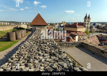 Eger, Ungarn - 04 26 2020: Der Schmiedeturm der Eger Burg, Ungarn an einem sonnigen Nachmittag. Stockfoto