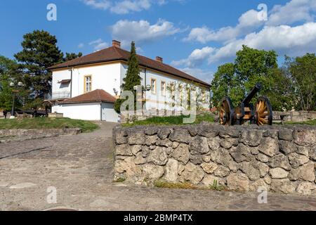 Eger, Ungarn - 04 26 2020: Der Innenhof des Schlosses Eger in Ungarn an einem sonnigen Nachmittag. Stockfoto