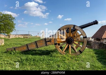 Eger, Ungarn - 04 26 2020: Feldfeuerwaffe im ungarischen Schloss Eger an einem sonnigen Nachmittag. Stockfoto