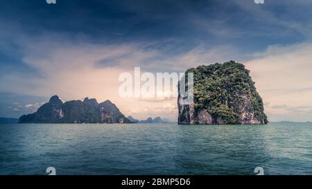 Panoramaficht auf eine Inselkette in der Andamanensee in Thailand Stockfoto