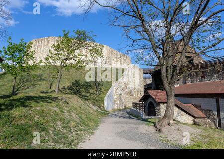 Eger, Ungarn - 04 26 2020: Die Szep Bastion von Schloss Eger in Ungarn an einem sonnigen Nachmittag. Stockfoto