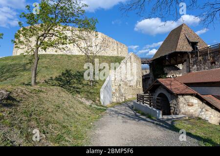 Eger, Ungarn - 04 26 2020: Die Szep Bastion von Schloss Eger in Ungarn an einem sonnigen Nachmittag. Stockfoto
