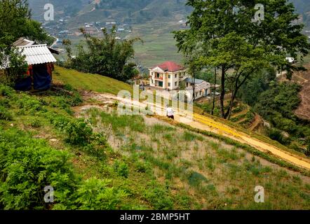 SA pa, Vietnam - 24. April 2018: Ein Landwirt arbeitet allein in einem Reisfeld, an einem bewölkten Tag genommen Stockfoto