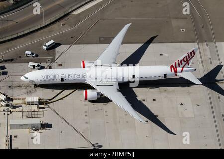 Eine Boeing 777-300ER von Virgin Australia Airlines parkte am Los Angeles International Airport. Stockfoto