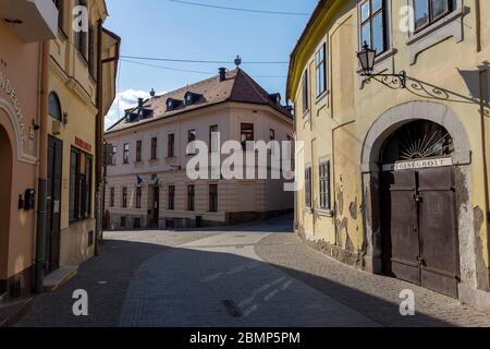 Eger, Ungarn - 04 25 2020: Leere Straße in Eger, Ungarn Stockfoto