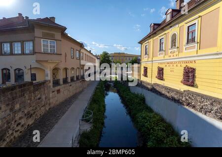 Eger, Ungarn - 04 26 2020: Eger Bach in Eger, Ungarn an einem sonnigen Frühlingsnachmittag. Stockfoto