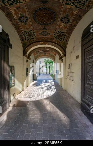 Eger, Ungarn - 04 26 2020: Bemalte Decke in einem alten Haus in Eger, Ungarn Stockfoto