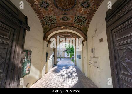 Eger, Ungarn - 04 26 2020: Bemalte Decke in einem alten Haus in Eger, Ungarn Stockfoto