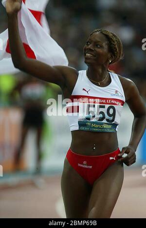 MANCHESTER - JULI 31: Die Engländerin Ashia Hansen winkt nach dem Gewinn von Gold im Dreisprung-Finale der Frauen im City of Manchester Stadium Duri ins Publikum Stockfoto