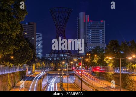 Der Effnerplatz in München, bayern bei Nacht als lange Exposition und viel Verkehr auf den Straßen. Stockfoto