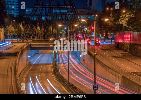 Zoom am Effnerplatz in München, bayern bei Nacht als lange Belichtung und viel Verkehr auf den Straßen. Stockfoto