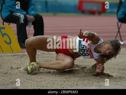 MANCHESTER - JULI 27: Kerry Jury aus England tritt beim 2002 Commonwealth GA im Long Jump im City of Manchester Stadium im Frauen-Siebenkampf an Stockfoto