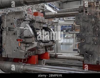 Metallpresse für Kunststoffguss für die Automobilindustrie im Werk. Industrie 4.0 Stockfoto