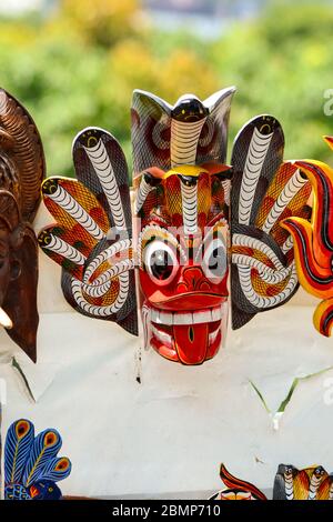 Bunte Masken in einem Straßenladen in Sri Lanka ausgestellt. Diese Masken werden während der Feierlichkeiten verwendet. Stockfoto