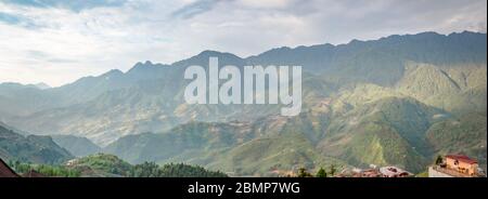 Panoramablick auf das Sa Pa Tal und Bergkette, unter Morgenlicht, Sa Pa, Vietnam Stockfoto