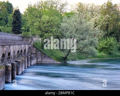 Wasser aus den Turbinen des Wasserkraftwerks. Besonders des alten und historischen Wasserkraftwerks ' Carlo Esterle', gebaut Stockfoto