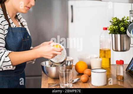 Frau macht ein Kuchen Rezept via online in ihrer Küche Stockfoto