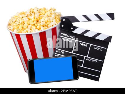 Fliegendes Popcorn, Filmklappenbrett und Telefon isoliert auf weißem Hintergrund Stockfoto