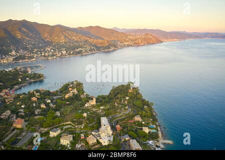 Sonnenuntergang an der italienischen riviera. Draufsicht auf eine kleine Stadt mit traditionellen italienischen Häusern in der Nähe der Küste des Ligurischen Meeres, Santa Magdalena Ligure Stockfoto