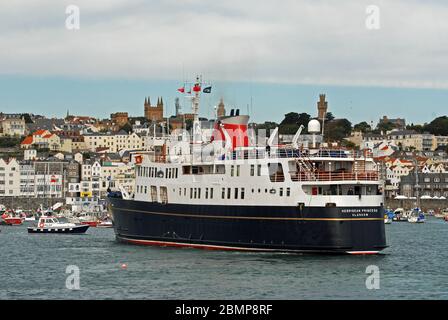 HEBRIDEN PRINZESSIN Ankunft in St. PETER HAFEN, GUERNSEY, CHANNEL ISLANDS unter der Aufsicht des lokalen Pilot Boot Stockfoto