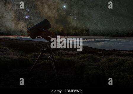 Nachthimmel über den silbernen Wolken. Teleskop beobachten die Milchstraße im Frühjahr sichtbar vom Teide National Park in der Nähe von Observatory. Jupiter ist funkelnd Stockfoto