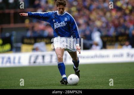 Gelsenkirchen, Deutschland. Mai 2020. Fußball, firo: 27.02.1993 Fußball, Bundesliga, 1992/1993, 92/93 Ruckrunde, 24. Spieltag, Archivbilder, Archivfoto FC Schalke 04 - Borussia Dortmund 0: 0 Thomas Linke, Single Action Quelle: dpa/Alamy Live News Stockfoto