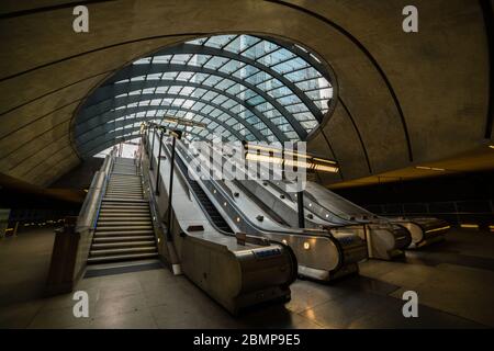 Die Rolltreppen und Treppen führen zur Eingangshalle der Canary Wharf U-Bahn-Station. Zum schönsten Bahnhof in London gewählt. Stockfoto
