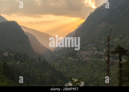 Letzte Sonnenstrahlen am Abend durch das Parvati Tal im Himalaya in der Nähe von Manali, Himachal Pradesh; Indien Stockfoto
