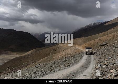 Jeep Fahrt im Chandra Valley im höher alpinen Himalaya, Indien Stockfoto