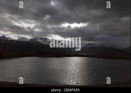 Chandra Tal (See) im höher alpinen Himalaya, Indien Stockfoto