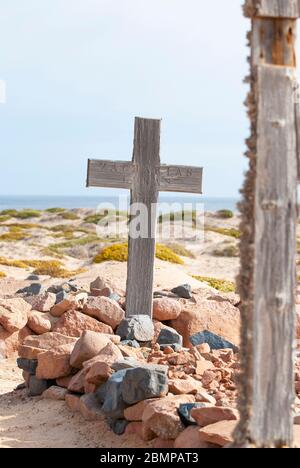 Alter Friedhof mit Holzkreuzen an der Skelettküste, nahe Cape Cross Namibia, Afrika. Stockfoto