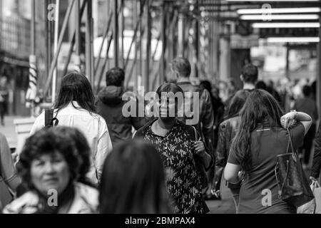 Frau mittleren Alters in der Menge in London, England Stockfoto