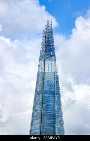 Das Gebäude ist das Dach des neofuturistischen 95-stöckigen Shard, dem Tallesti-Gebäude in Großbritannien, entworfen vom Architekten Renzo Piano, in London, England Stockfoto