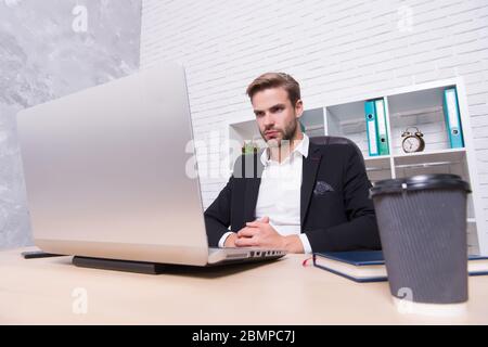 Finanzdirektorbüro. Konzentrierter Broker. Wirtschaft Rezession und Erholung. Finanzexperte Mann arbeiten mit Laptop trinken Kaffee. Börsenkonzept. Finanzielle Investitionen Kryptowährung. Stockfoto