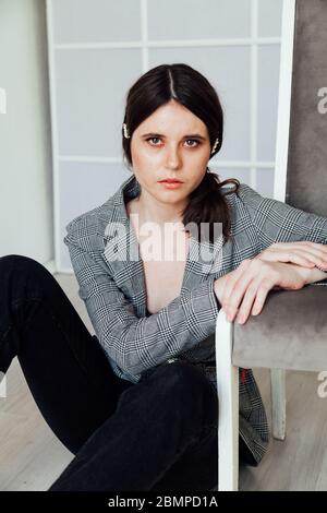 Porträt einer wunderschönen modischen Frau in einen Anzug im Büro Stockfoto