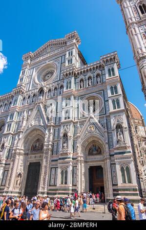 Florenz, Italien - 16. August 2019: Kathedrale Santa Maria Del Fiore und Giottos Campanile auf der Piazza del Duomo in Florenz Stockfoto