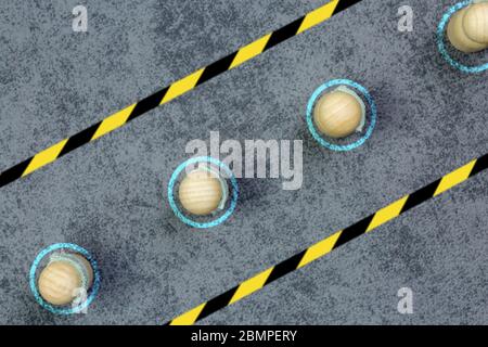 Konzept der Kennzeichnung auf dem Boden und Beschilderung, für physische oder soziale Distanz auf der Straße oder am Arbeitsplatz, um gegen die Übertragung von t zu kämpfen Stockfoto
