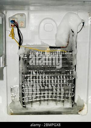 Reparatur eines gefrorenen Verdampfers in einem No-Frost-Kühlschrank vertikal niemand Stockfoto