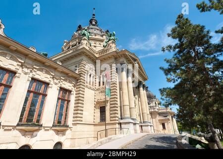 BUDAPEST, UNGARN - 06. MAI 2020: Blick von außen auf Szechenyi Bäder die berühmte Thermalanlage mit Warmwasser-Pools. Stockfoto